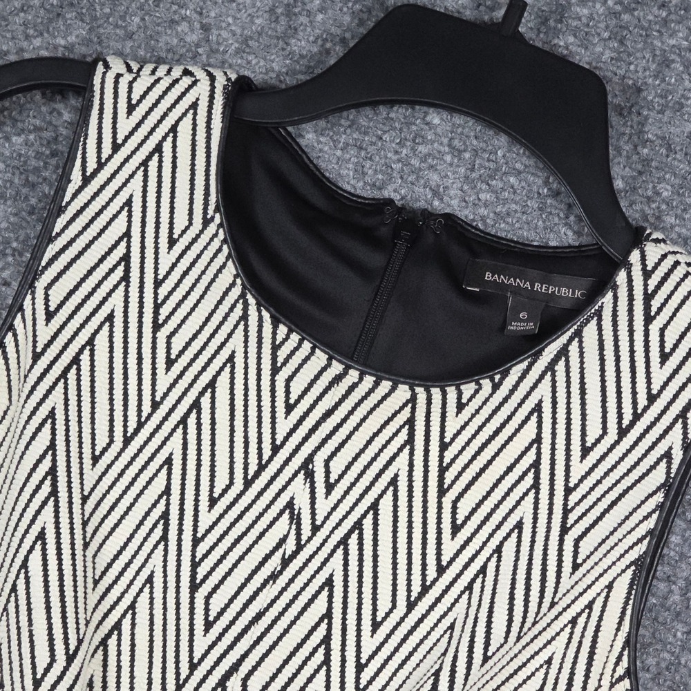 Banana Republic Women 6 Fit and Flare Dress Black White  Chevron Pockets